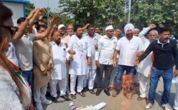 नगर निगम में भ्रष्टाचार के खिलाफ कांग्रेस का जोरदार प्रदर्शन, नकली नोटों की बारिश कर जताया विरोध